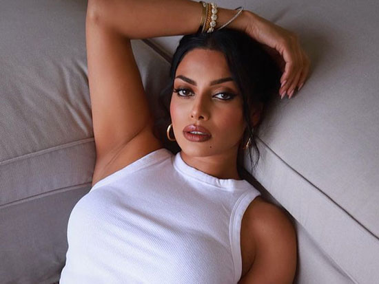 Sultry Poses Of Chandrika Ravi